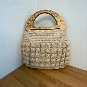 𝅺VINTAGE style knit purse, wood handles with bird and flower motif
